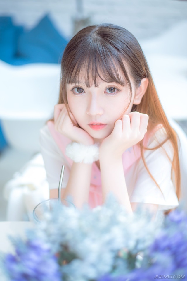 “没办法，若此时船队出行，难保江东水军不会伺机而动，如今我军的粮草，可经不起折腾。”诸葛亮闻言，也不禁苦笑一声，周瑜一死，那柴桑大营的江东水军最近可没少找麻烦，虽然大仗没有，但江夏、江陵的舟船，莫说官方的战舰，便是普通百姓的船只只要稍微靠近都可能遭到攻击或者掳掠。